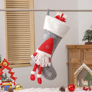 Chaussette de Noël grise avec poupée gnome 3D et revers en peluche pour déco de fête