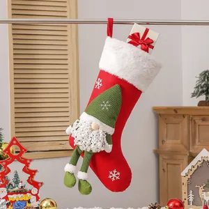Chaussette de Noël rouge avec gnome et flocons pour décoration d'arbre de fête