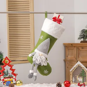 Chaussette de Noël verte avec gnome nordique et bordure en peluche blanche décorative