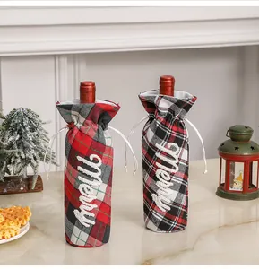 Detalle de fundas navideñas para botellas con cuadros, bordado Merry y cordón ajustable