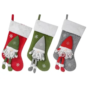 Lot de trois chaussettes de Noël avec nains scandinaves en rouge, vert et gris peluche