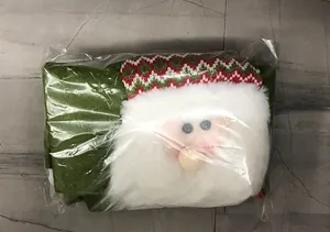 Détail de la housse de chaise Père Noël avec barbe en peluche et bonnet tricoté