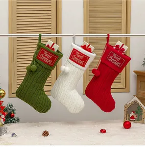Gedetailleerde gebreide kerstsokken met borduursel en pompons in een feestelijke sfeer