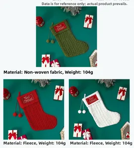 Detail van gebreide kerstsokken in rood, groen en wit met Merry Christmas-borduurwerk
