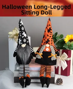 Dettaglio di gnomi di Halloween a gambe lunghe con cappelli da strega su libri decor