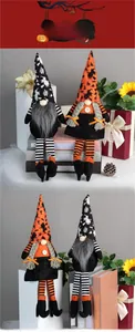 Dettaglio di gnomi di Halloween con cappelli alti, sagome e lunghe gambe a strisce