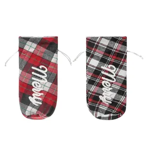 Juego de dos bolsas navideñas para vino a cuadros con bordado Merry y cordón blanco