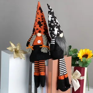 Set di due gnomi di Halloween con motivi di streghe e calze a righe per decorazione
