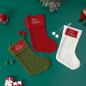 Gebreide kerstsokken set in rood, groen en wit met Merry Christmas borduursel erop