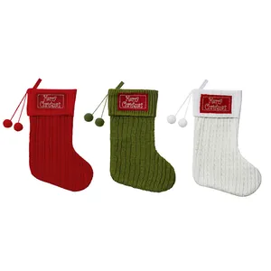 Set van drie gebreide kerstsokken in rood, groen en wit met Merry Christmas borduursel