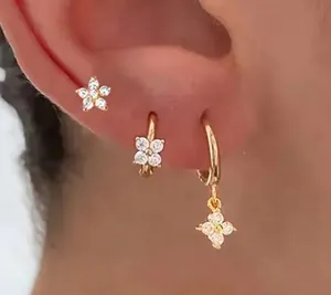 Détail de l'ensemble de boucles d'oreilles en laiton doré avec étoiles et zircons