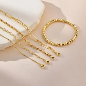 Set de 5 pulseras de cadena de latón bañado en oro con cierres de mosquetón y elástico