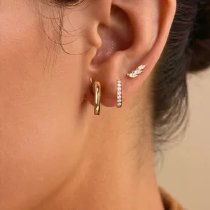 Détail macro du lot de boucles d'oreilles en laiton doré avec étoiles en zircone et papillon