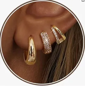 Détail de l'ensemble de bagues d'oreille en laiton doré avec étoile et papillon en zircon