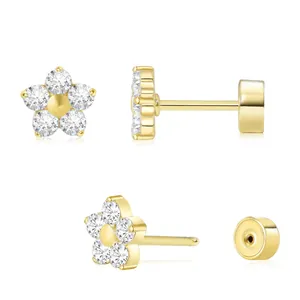 Détail de boucles d'oreilles fleur dorées avec zircone et fermoirs à poussoir chic