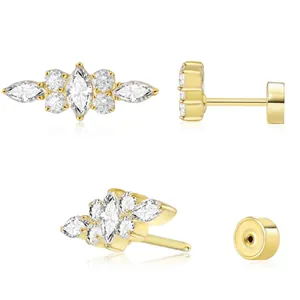 Vue détaillée des boucles d'oreilles en laiton doré avec zircons marquise et ronds