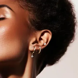 Ensemble de trois boucles d'oreilles en laiton doré avec zircons et pendentif carré