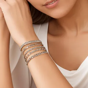 Ensemble de 5 bracelets chaînes argentées comprenant des mailles gourmette et Figaro