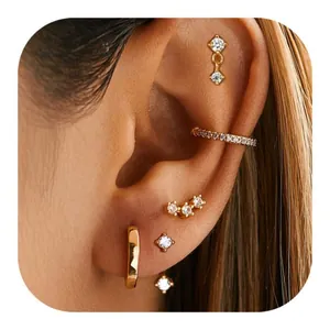 Gros plan d'un ensemble de boucles d'oreilles en laiton doré avec oxydes de zirconium