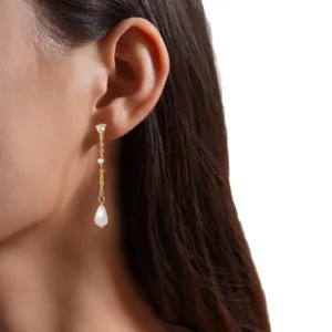 Elegantes pendientes de latón chapado en oro con perlas blancas y circonitas brillantes