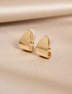 Detailansicht großer goldener Dreieck-Ohrclips mit glattem Spiegel-Finish