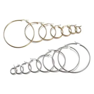 Dettaglio che mostra sette misure di cerchi minimalisti in finiture oro e argento lucido