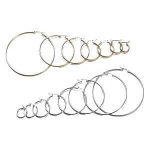 Set di orecchini a cerchio minimalisti placcati in oro e argento in varie misure su bianco