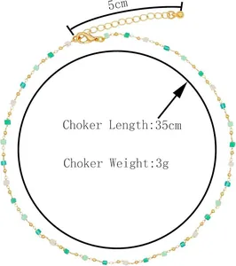Détail du collier choker à perles carrées vertes et dimensions de la chaîne dorée