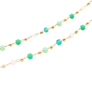 Collier élégant en laiton doré avec cubes verts et billes métalliques dorées polies