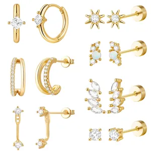 Detailansicht eines luxuriösen Ohrring-Sets aus Goldmessing mit Zirkonia und Opalen