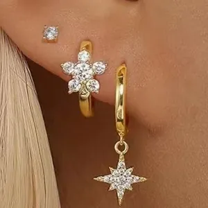 Dreiteiliges vergoldetes Ohrring-Set mit Zirkonia-Blumen und Sternanhängern am Model