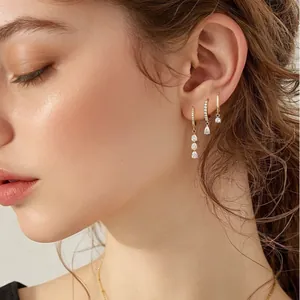 Set di tre orecchini a cerchio in ottone dorato 18k con pendenti in zircone a goccia