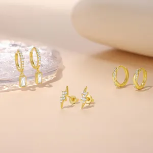 Combinación de Pendientes de Botón de Rayo Aros Retorcidos y Colgante Rectangular de Latón Chapado en Oro de 14K con Zirconia para Mujer