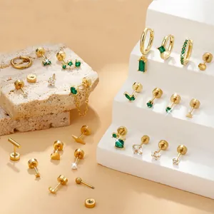 Vergoldetes Messing-Ohrring-Set mit grünen Zirkonia und geometrischen Steckern