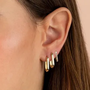 Klassisches Set vergoldeter U-förmiger Creolen mit glitzernden Zirkonia für Damen