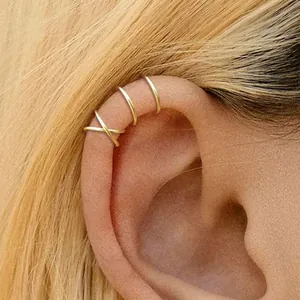 Dreiteiliges Set polierter goldener Ohrmanschetten mit minimalistischem Creolen und Kreuzdesign