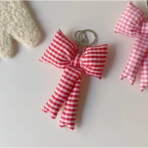 Porte-clés nœud à carreaux rose et rouge en tissu avec anneau métallique argenté