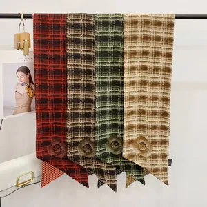 Foulard étroit à chevrons chic avec accent floral 3D en quatre motifs colorés