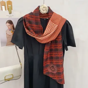 Écharpe patchwork à carreaux rouges et pied-de-poule avec motifs de roses