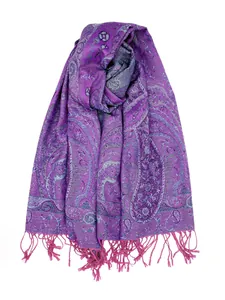 Dettaglio dello scialle pashmina jacquard paisley viola con frange decorative