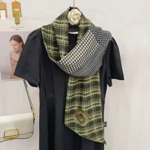 Détail de l'écharpe élégante à chevrons avec carreaux verts, pois et motif floral