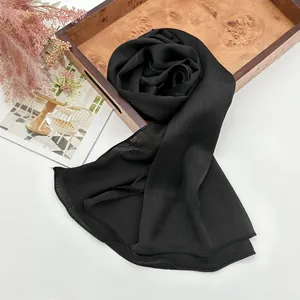 Elegante sciarpa nera a pieghe con texture morbida per la moda mare e viaggio