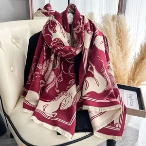 Lussuosa sciarpa scialle bordeaux e beige stile cashmere con motivi di cavalli e frange