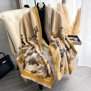 Sciarpa effetto cashmere con motivo floreale vintage e dettagli di nappe eleganti