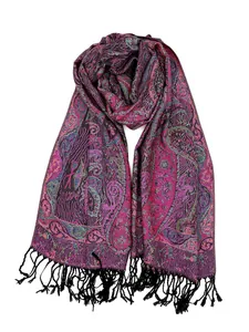 Dettaglio del tessuto jacquard paisley colorato con eleganti frange a nappa nere