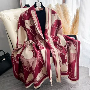 Scialle in cashmere bordeaux e crema con motivo a cavallo e dettaglio frange