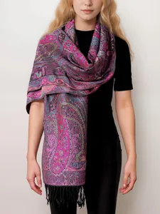 Dettaglio di pashmina jacquard paisley colorata con eleganti accenti di frange nere