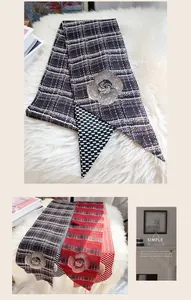 Vue détaillée d'une écharpe en soie à chevrons avec fleur de camélia et motifs à carreaux