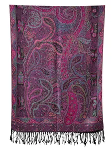 Dettaglio della trama jacquard paisley bohémien e frange nere morbide su scialle pashmina