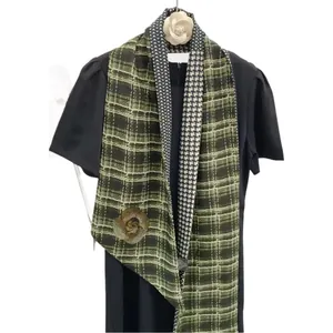 Écharpe longue à motif chevrons vert armée avec décoration florale de camélia doré